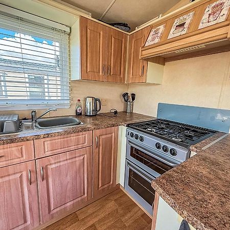 Lovely 6 Berth Caravan At Naze Marine Holiday Park In Essex Ref 17003C Walton-on-the-Naze Kültér fotó