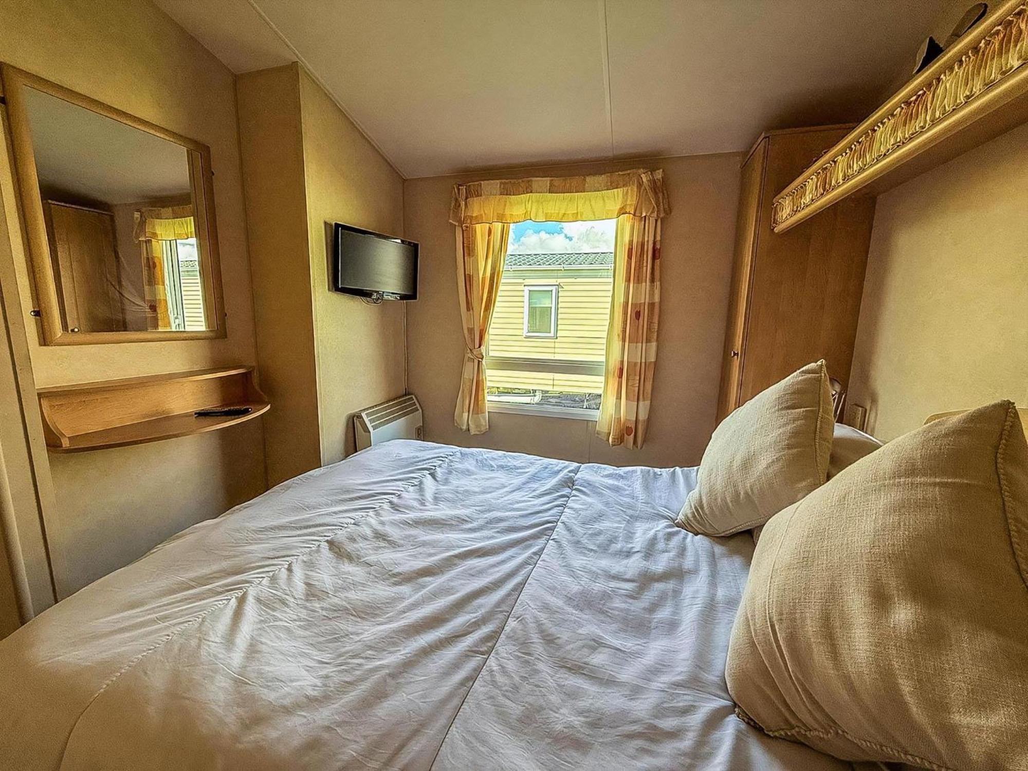 Lovely 6 Berth Caravan At Naze Marine Holiday Park In Essex Ref 17003C Walton-on-the-Naze Kültér fotó