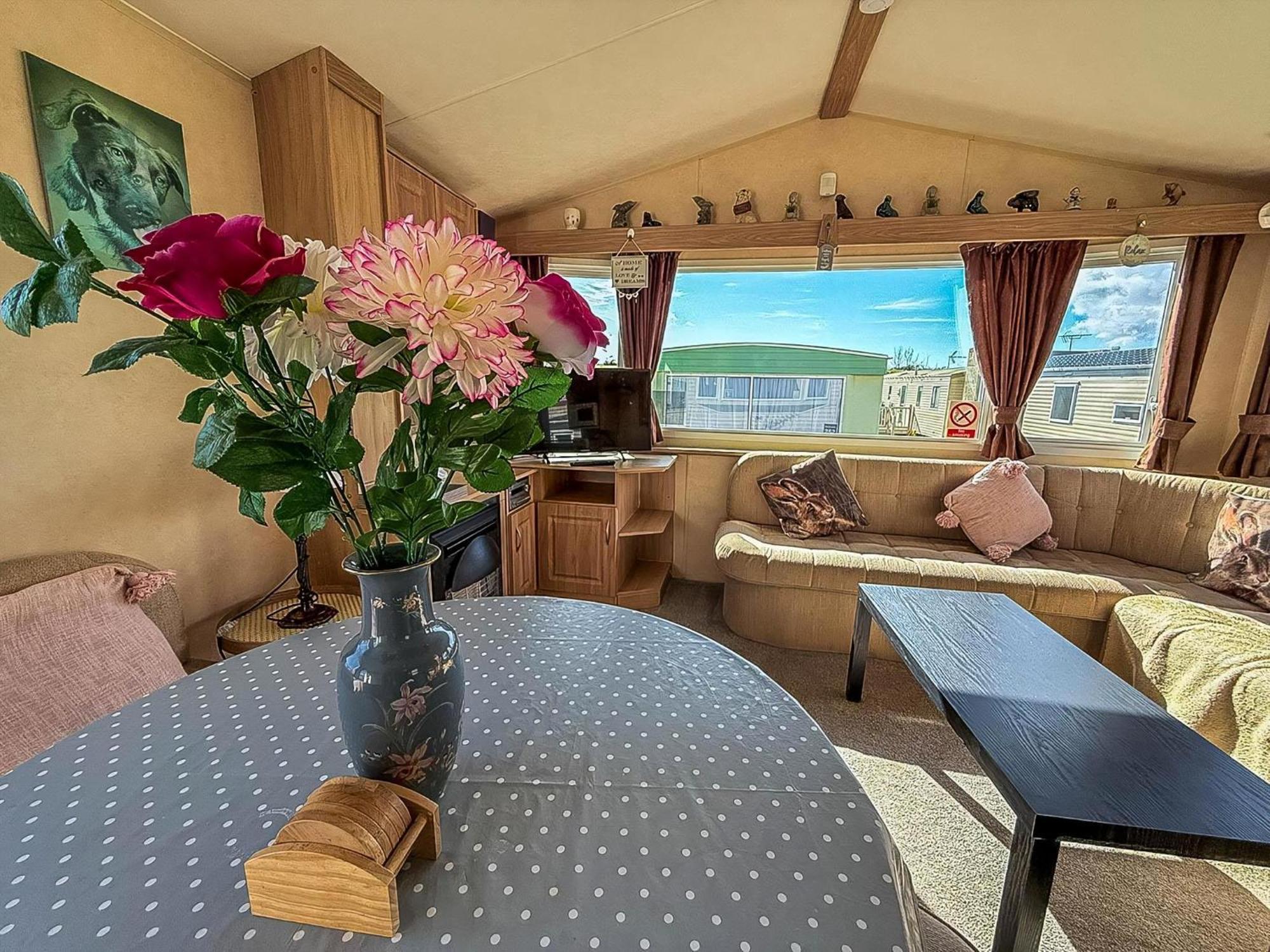Lovely 6 Berth Caravan At Naze Marine Holiday Park In Essex Ref 17003C Walton-on-the-Naze Kültér fotó
