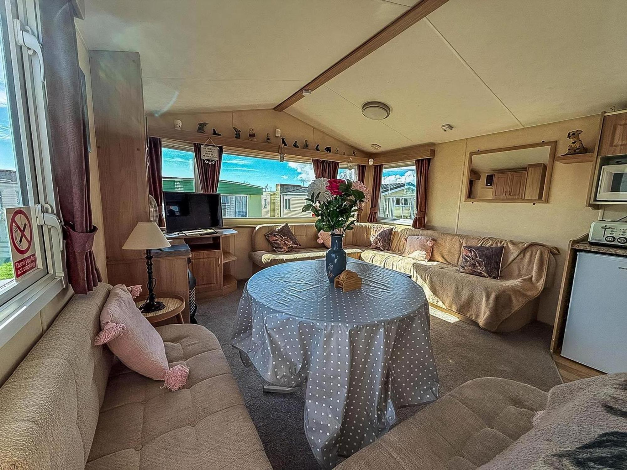 Lovely 6 Berth Caravan At Naze Marine Holiday Park In Essex Ref 17003C Walton-on-the-Naze Kültér fotó