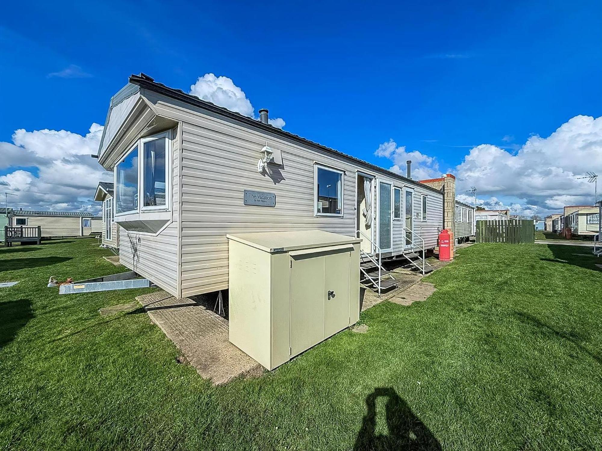 Lovely 6 Berth Caravan At Naze Marine Holiday Park In Essex Ref 17003C Walton-on-the-Naze Kültér fotó